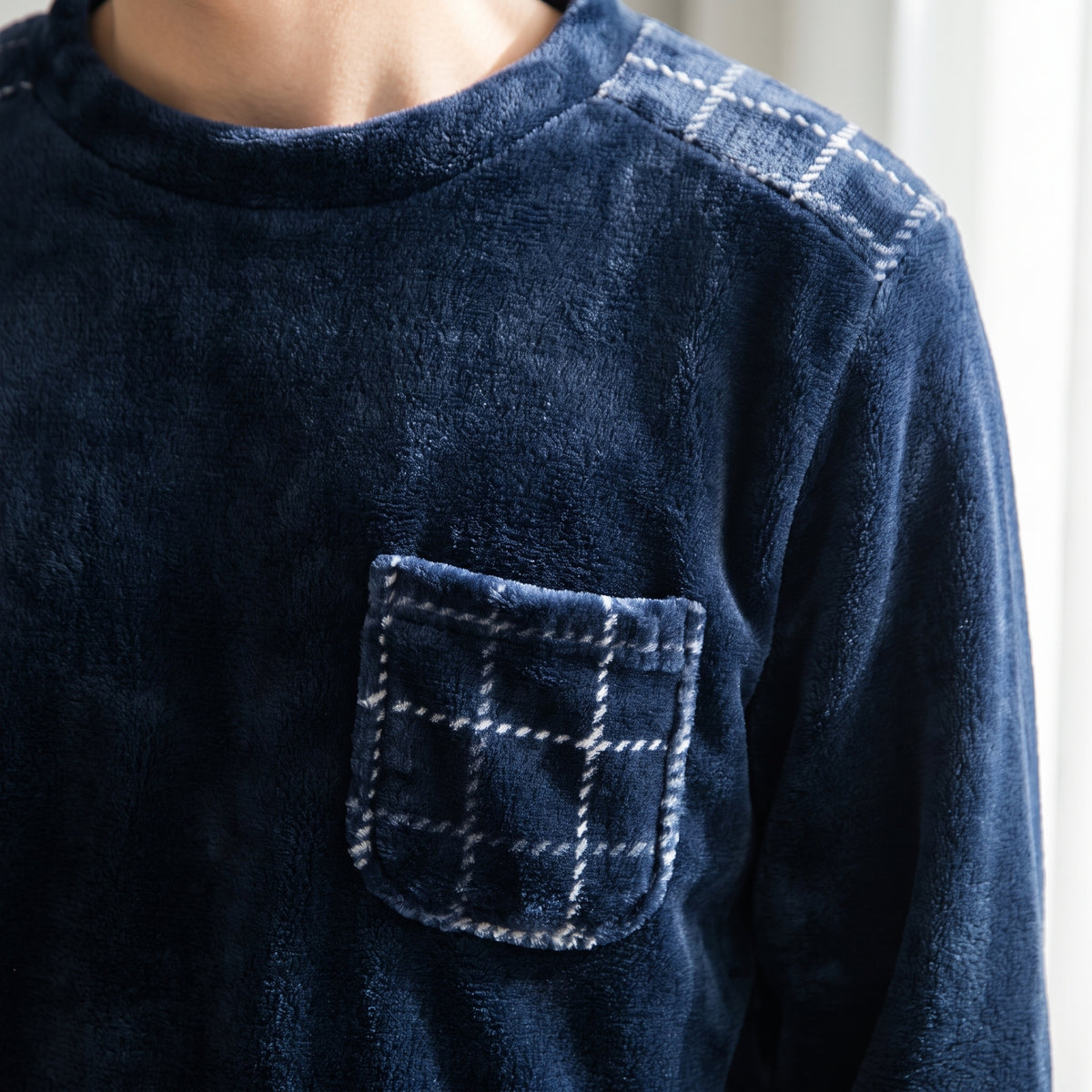 Gros plan sur la poche de poitrine et l'empiècement d'épaule à carreaux du pyjama Image