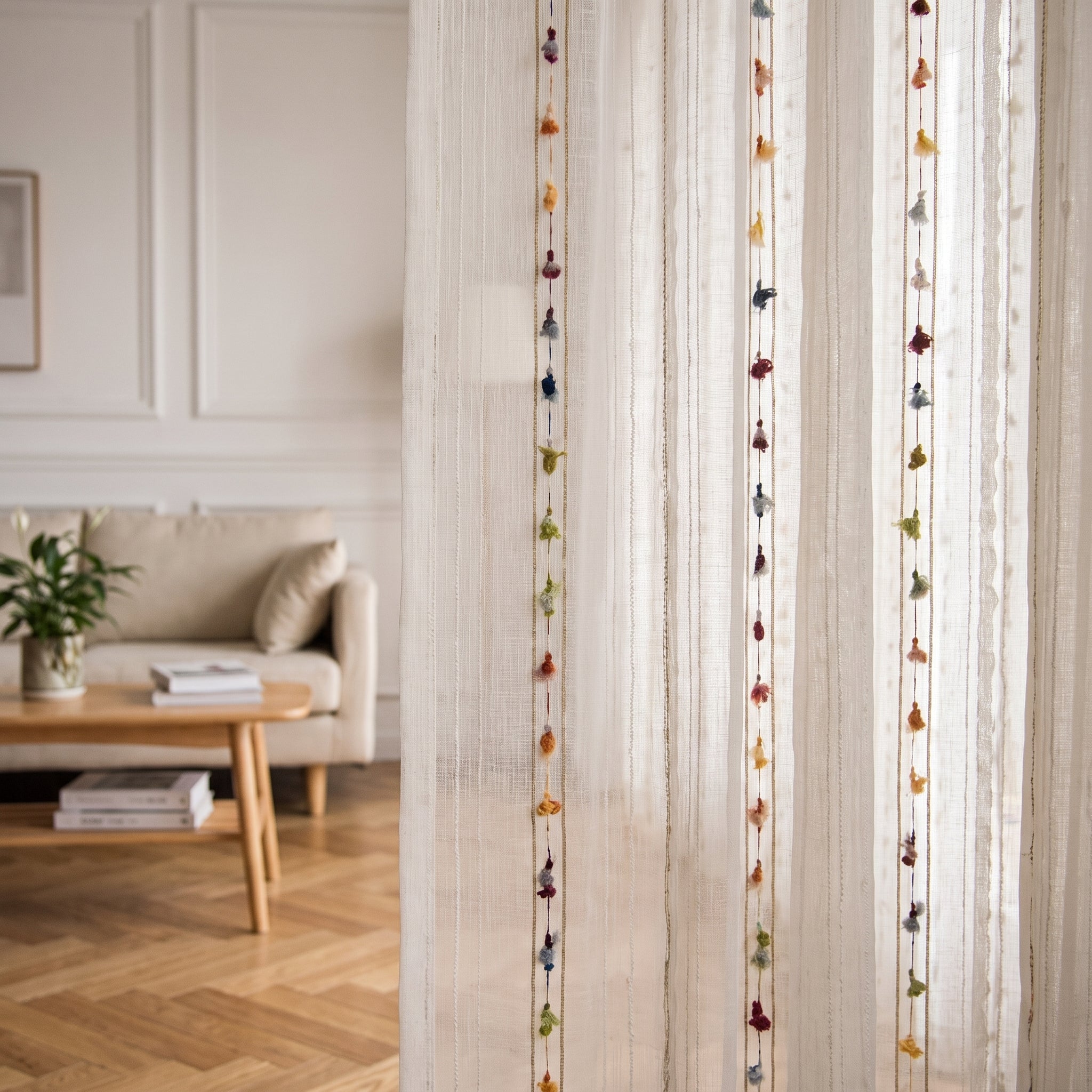 Gros plan sur les lignes de petites touffes brodées de couleur du voilage en tulle Image