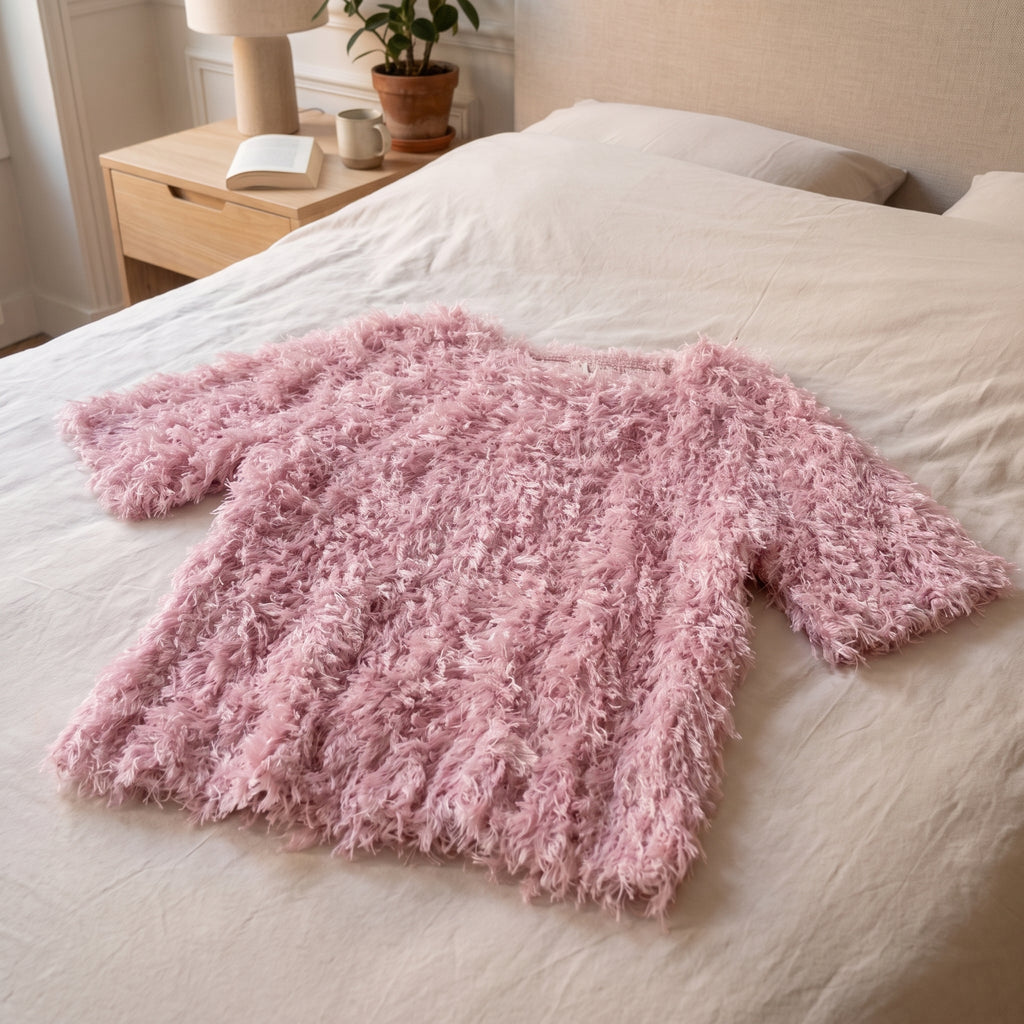 Pull en maille effet plumes, coloris Vieux rose, posé à plat
