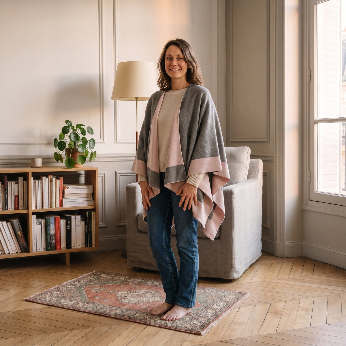 Poncho bicolore réversible, coloris Gris et rose poudré, porté