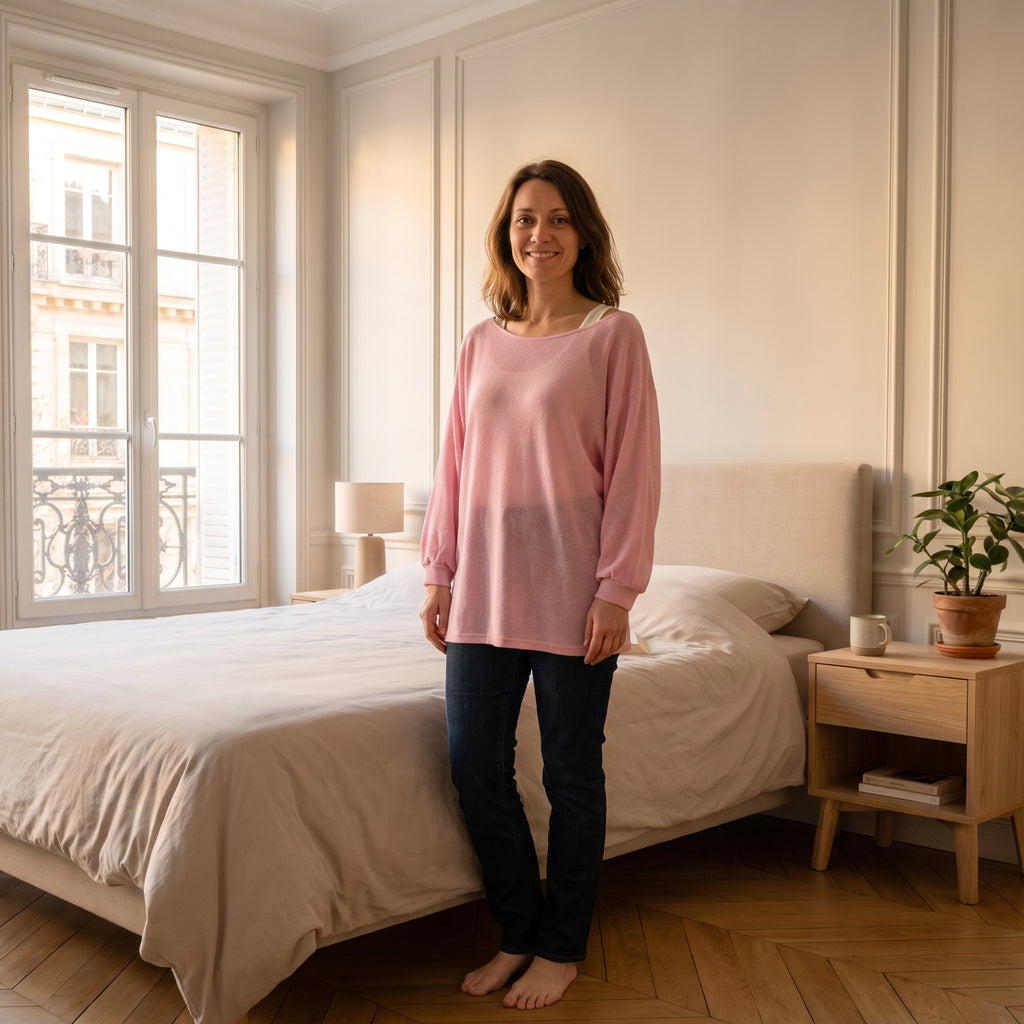 Pull fin à encolure bateau, coloris Rose, porté dans un salon