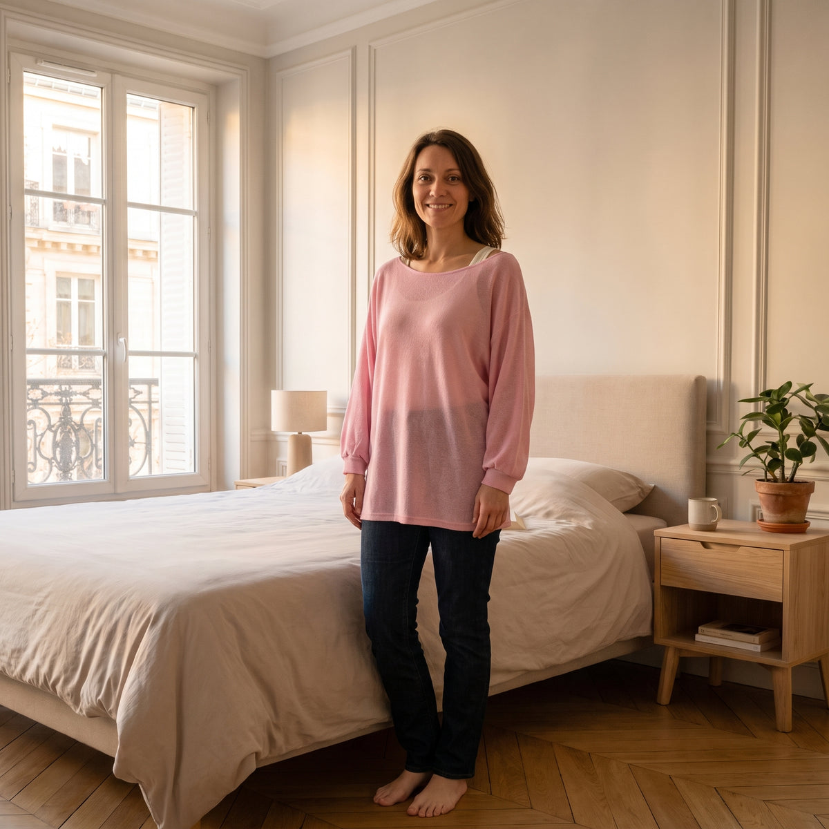 Pull fin à encolure bateau, coloris Rose, porté dans un salon