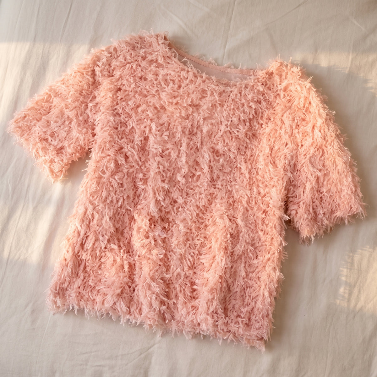 Pull en maille effet plumes, coloris Rose pêche, posé à plat