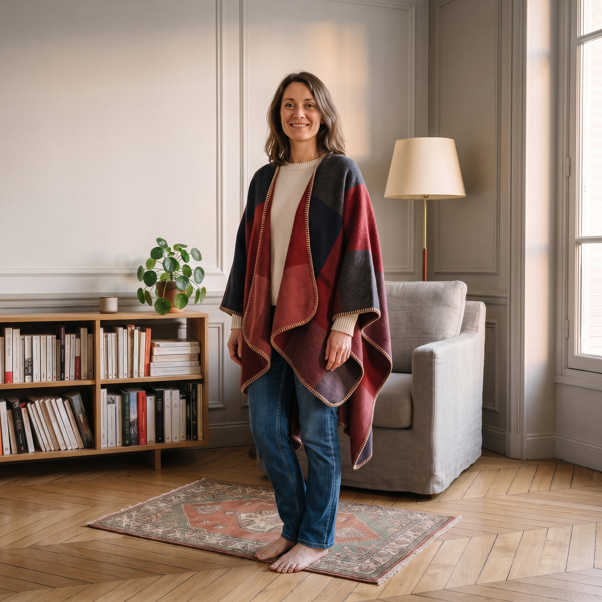 Poncho à grands blocs de couleur, coloris Rouge brique et bordeaux, porté