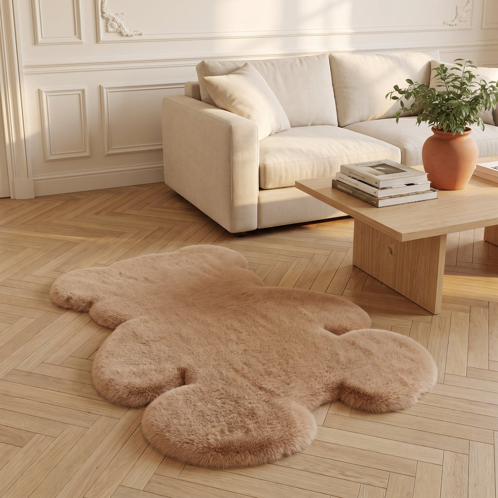 Tapis en forme d ours en fausse fourrure camel posé au sol d une chambre