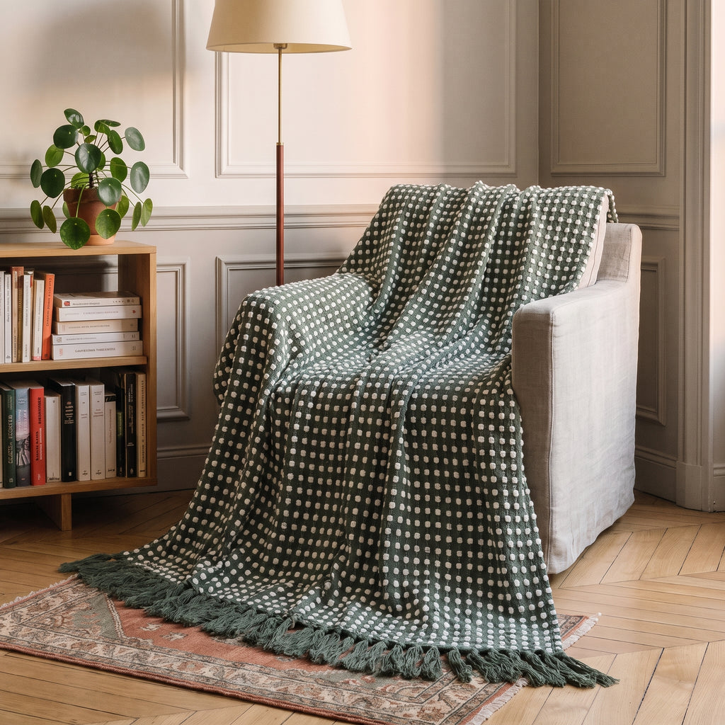 Couverture tissée à pois en relief, coloris Vert sapin, dans un intérieur