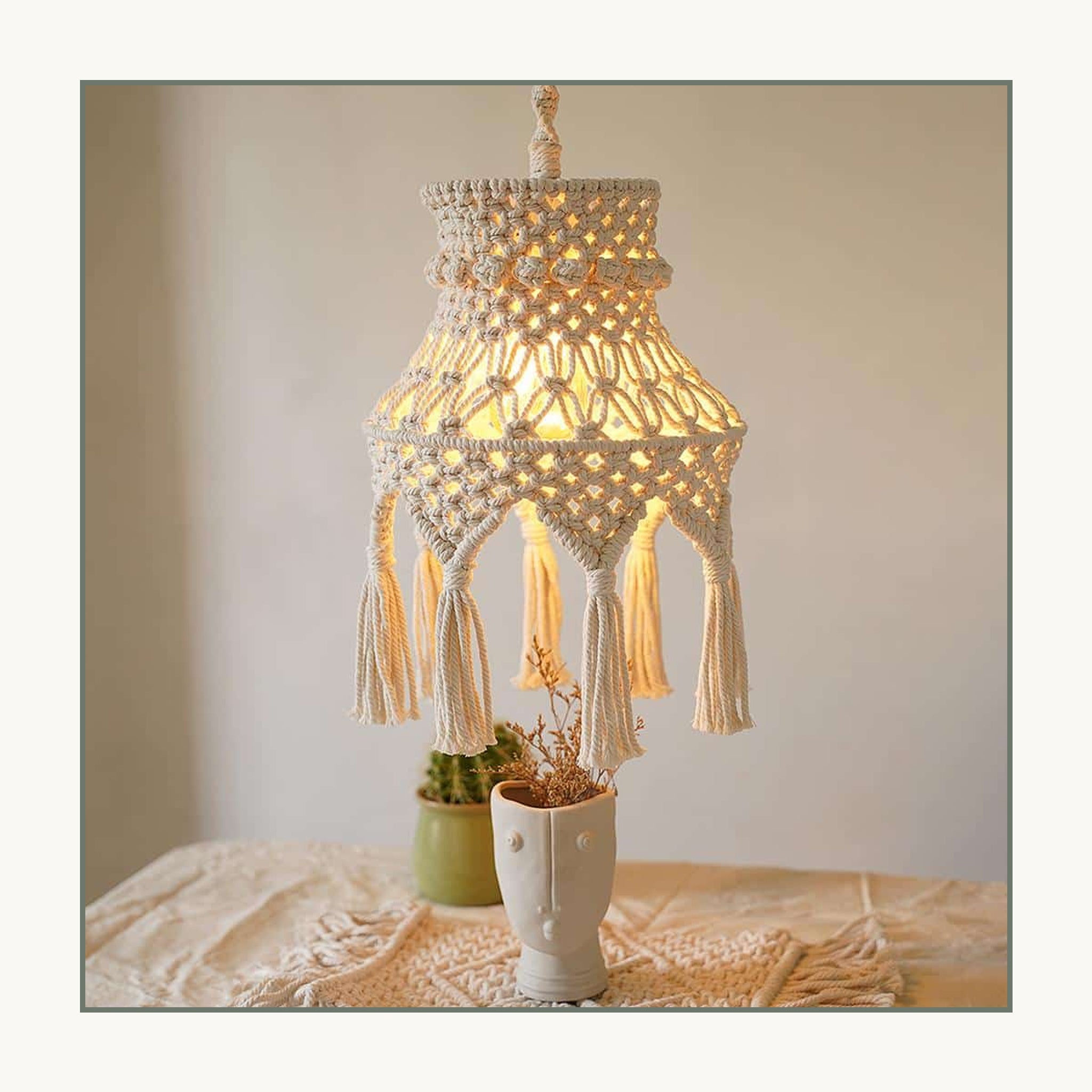 Abat-jour en macramé allumé au-dessus d'une table en bois Image