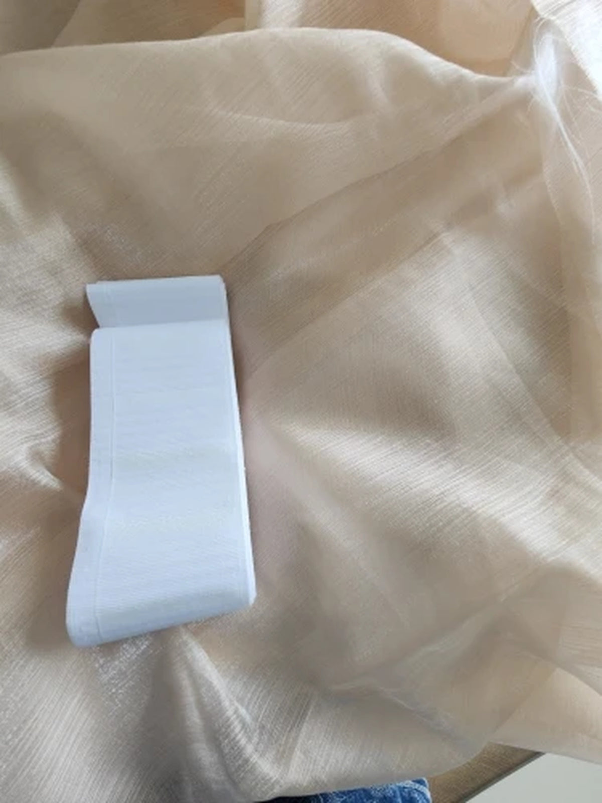 Voilage doré réel avec sa bande de tête blanche pour la finition à crochets