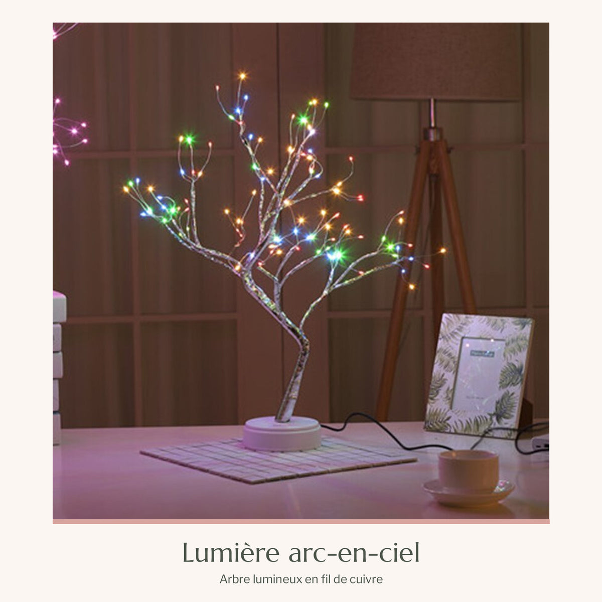 Arbre lumineux en fil de cuivre à points multicolores sur un bureau Image