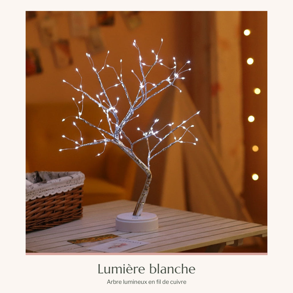 Arbre lumineux en fil de cuivre à lumière blanche sur une table d'appoint
