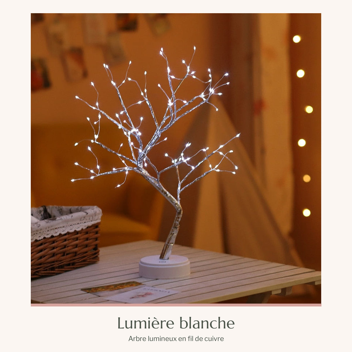 Arbre lumineux en fil de cuivre à lumière blanche sur une table d'appoint