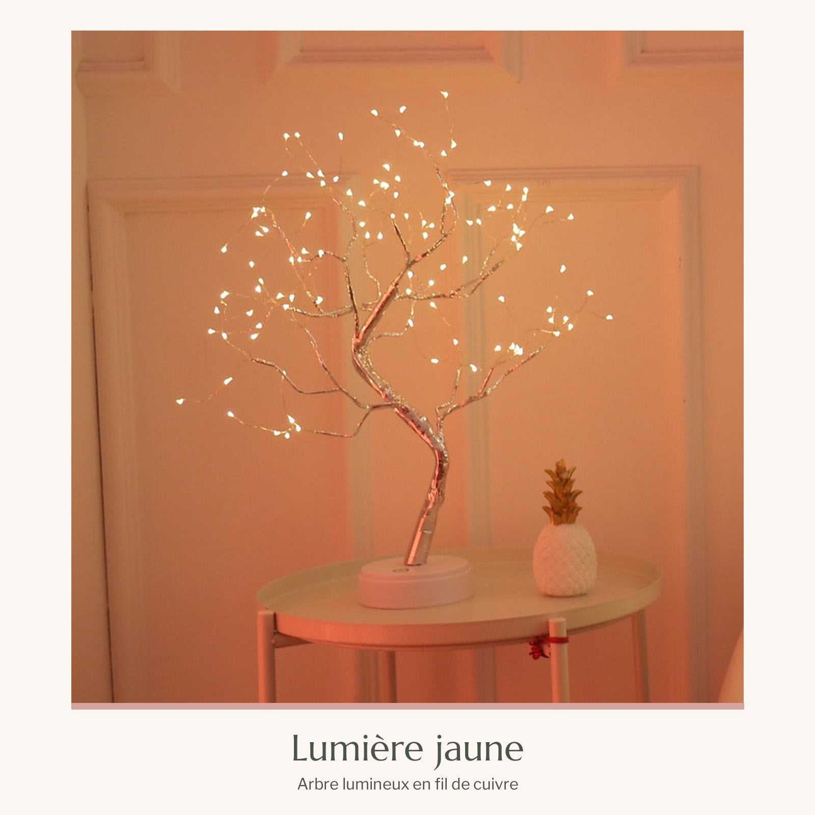 Arbre lumineux en fil de cuivre à lumière jaune sur une petite table près du mur Image