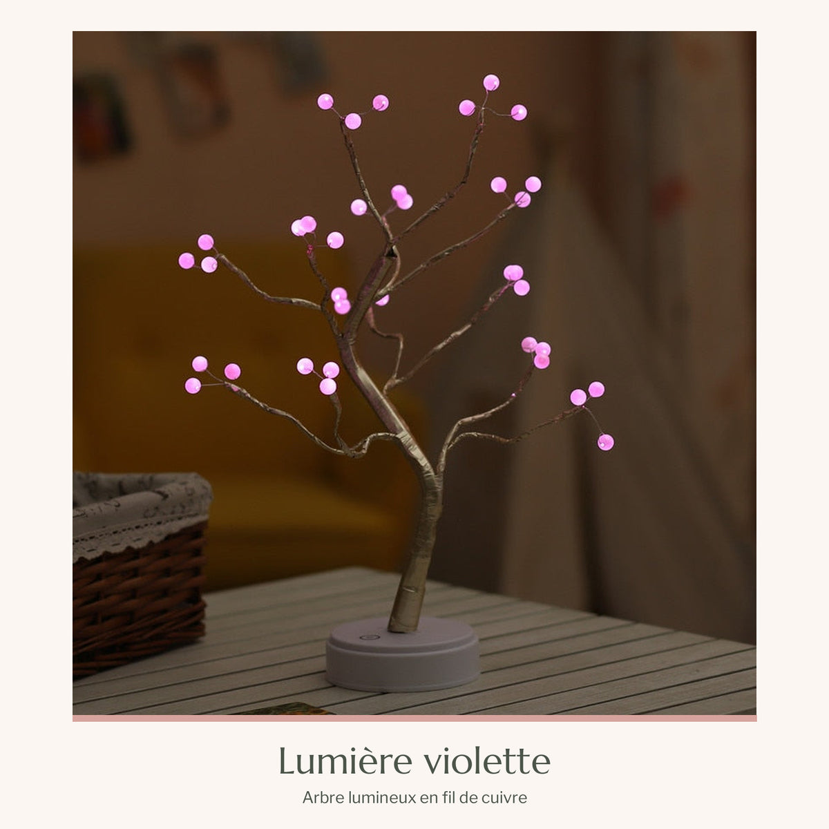 Vue rapprochée de l'arbre lumineux en fil de cuivre à lumière violette