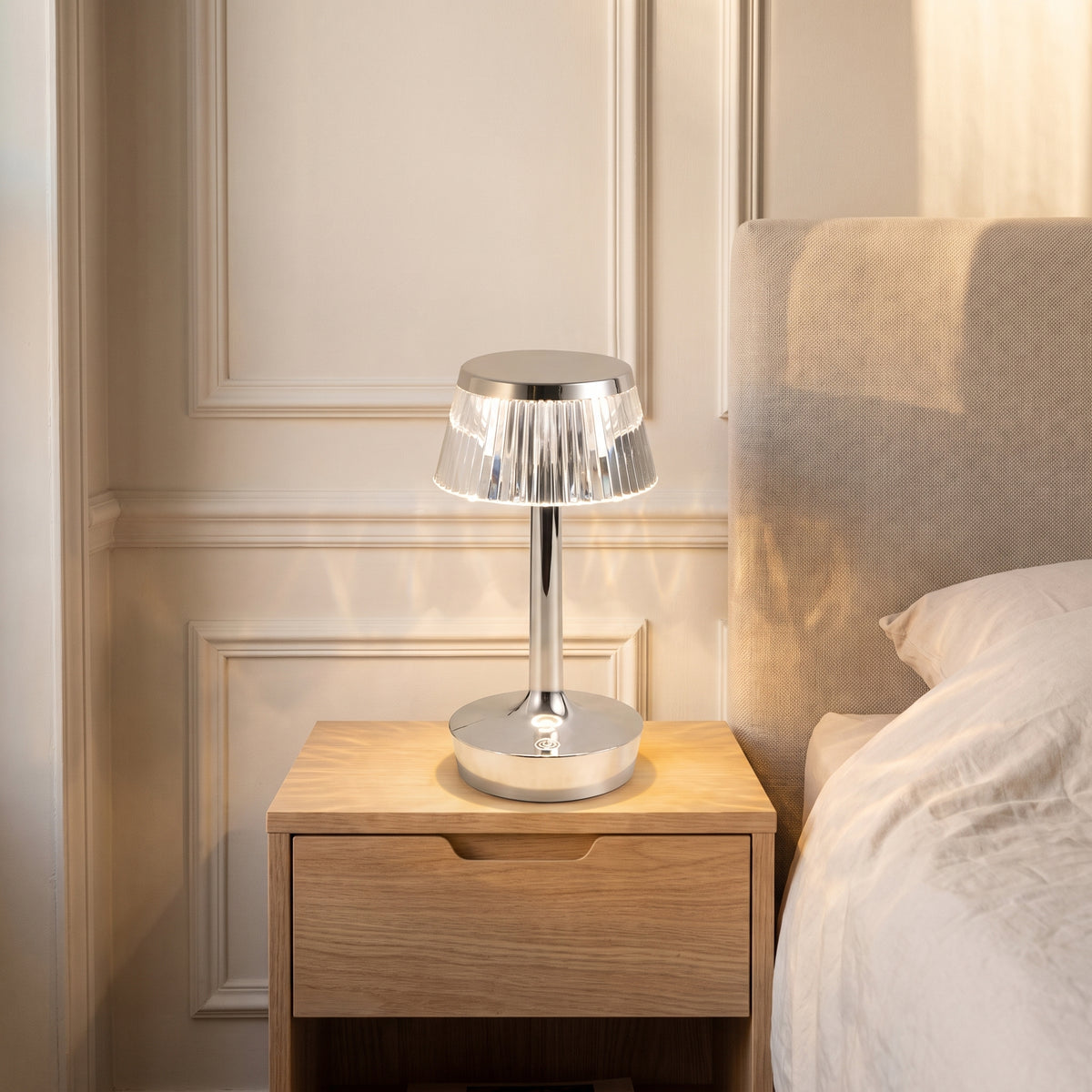 Lampe de chevet LED tactile argentée, abat-jour et commande visibles