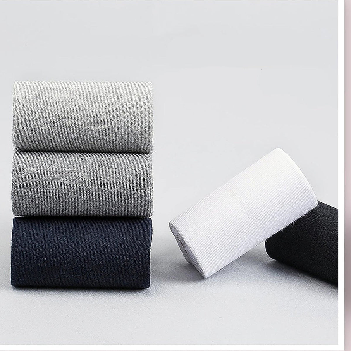 Chaussettes pliees, gris clair, gris fonce, bleu marine et blanc Image