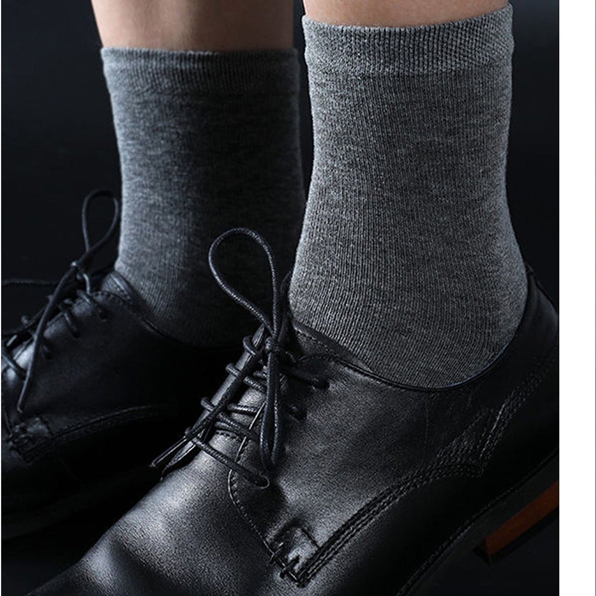 Chaussettes grises unies portees avec des chaussures de ville Image