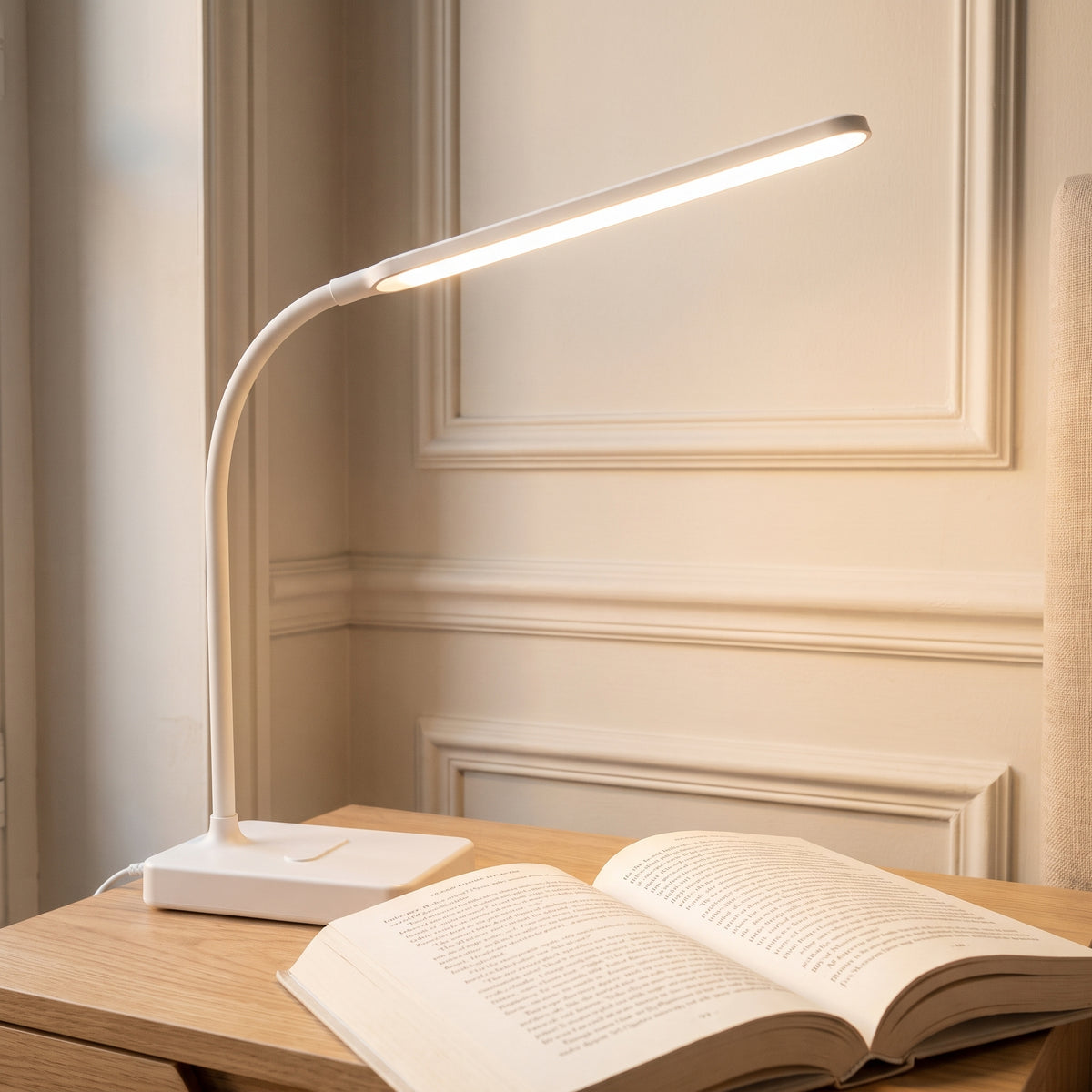 La lampe éclaire un livre ouvert, tête inclinée au-dessus des pages