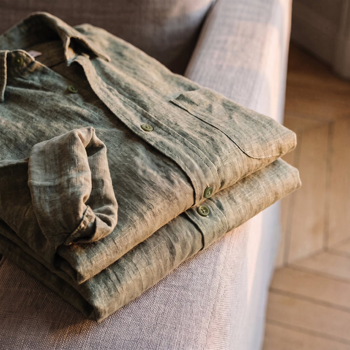 Trame du mélange de coton et de lin de la chemise vert kaki