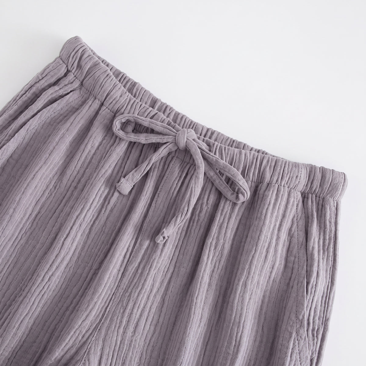 Ceinture élastiquée et cordon d'un pantalon de pyjama en gaze de coton gris Image