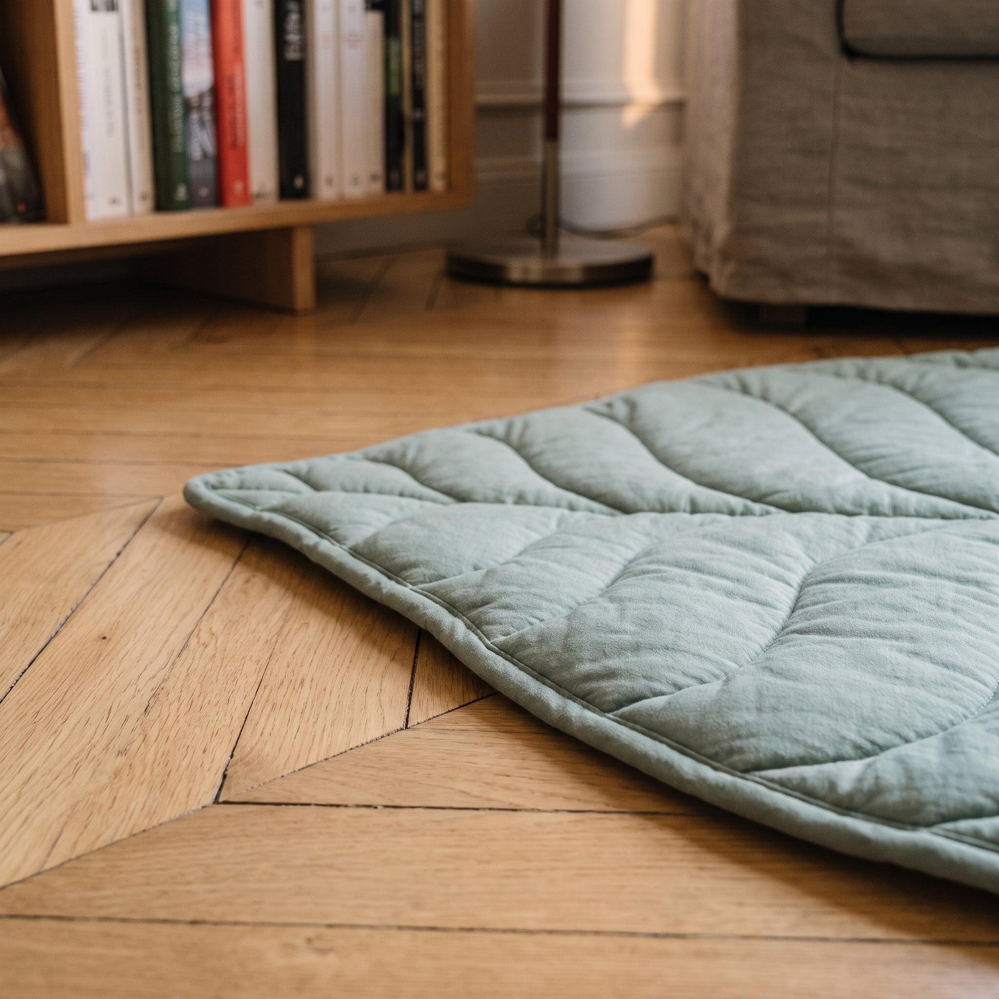 Bord matelassé du tapis feuille et son biais rapporté sur le parquet Image