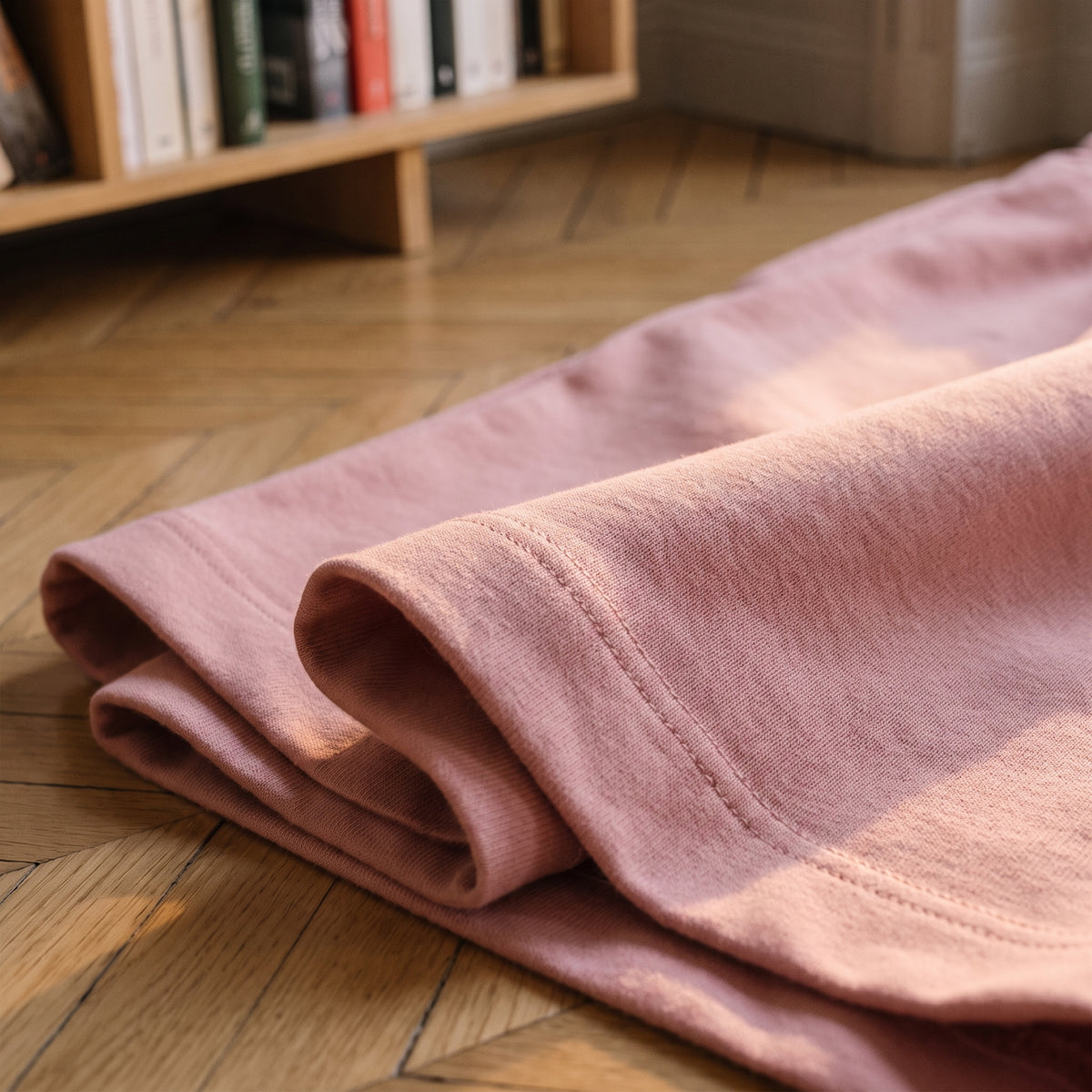 Maille de coton rose de l'ensemble short et t-shirt, vue de près