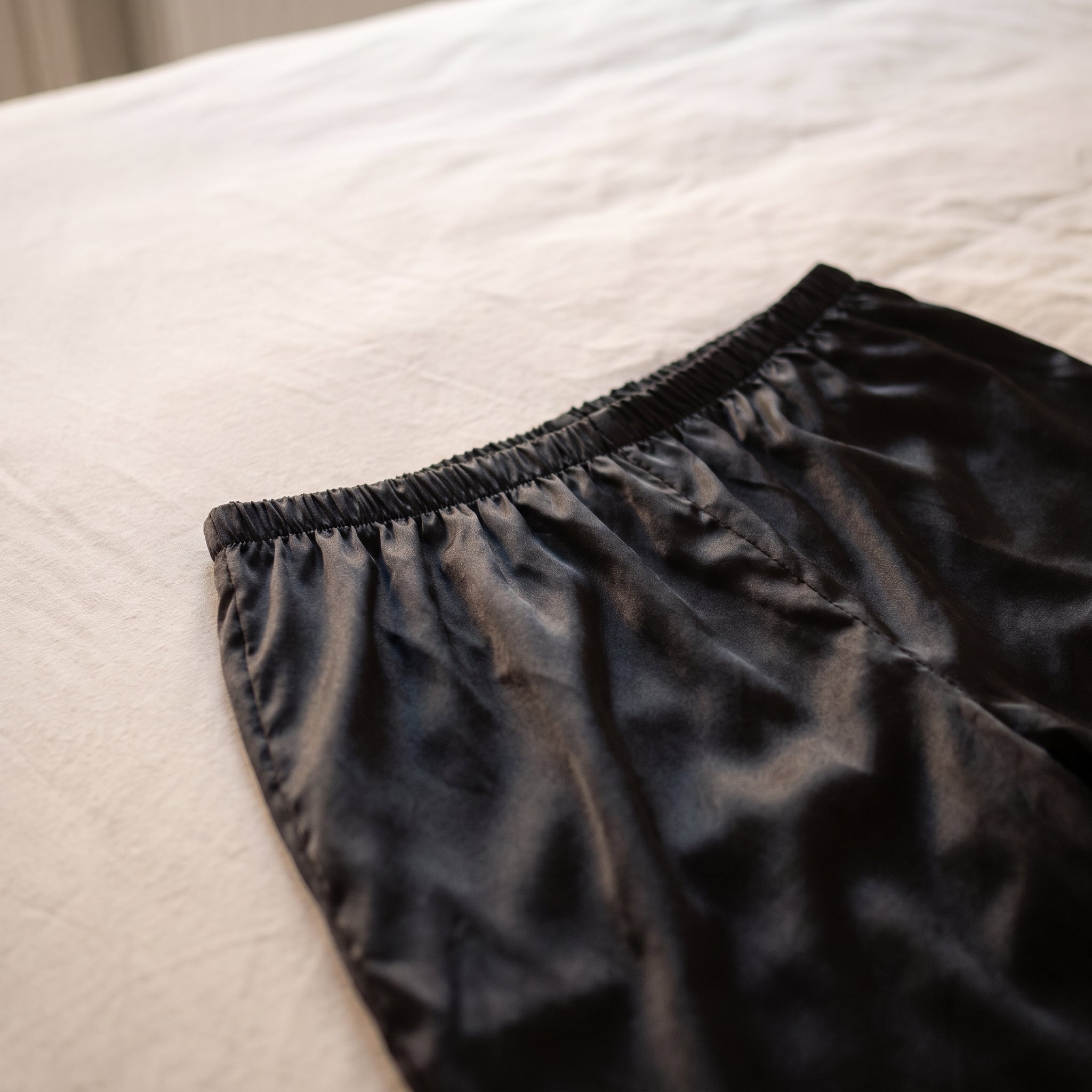 Detail de la taille elastiquee du pantalon en satin et de ses fronces Image