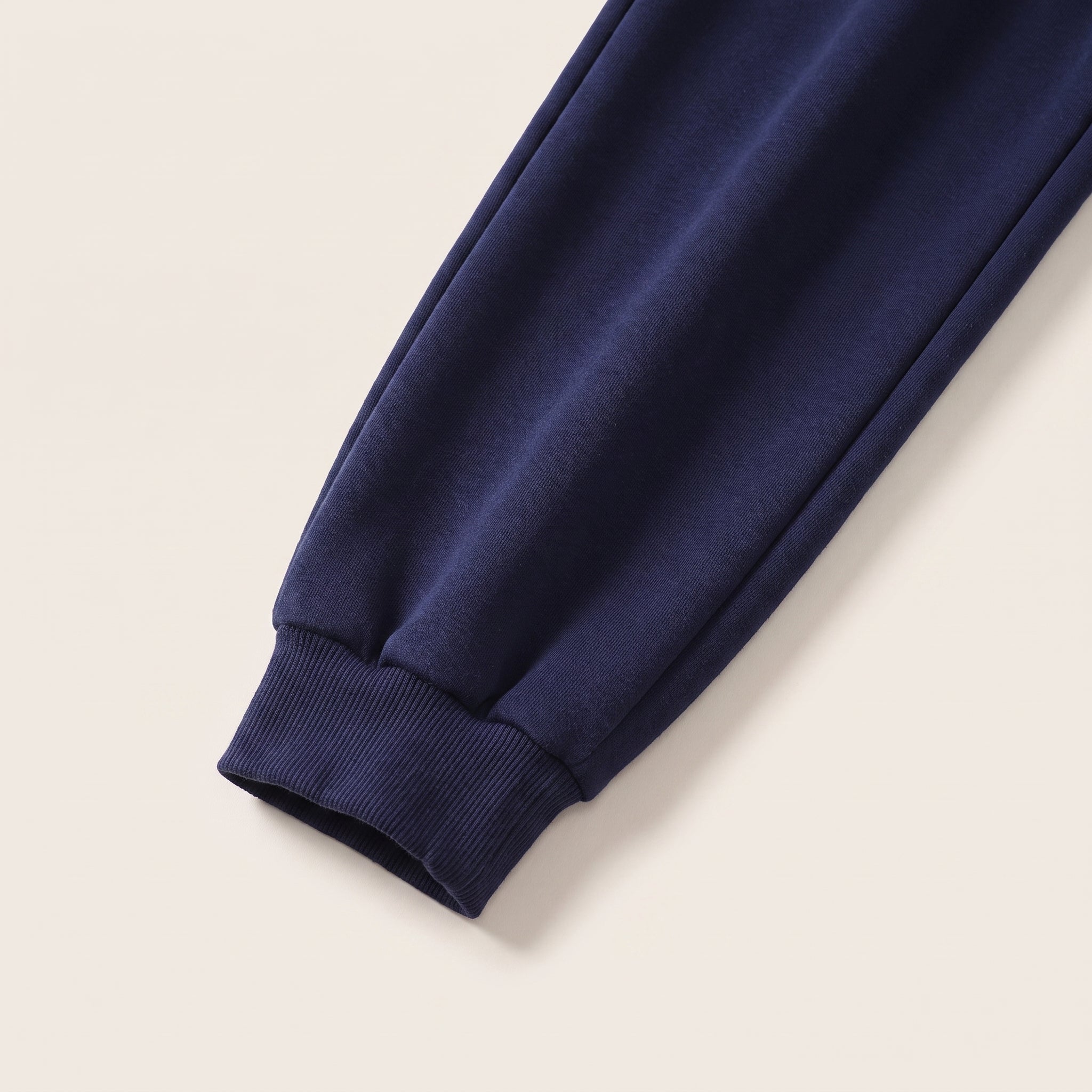 Bas de jambe et bord-côte de cheville d'un pantalon de jogging bleu marine Image