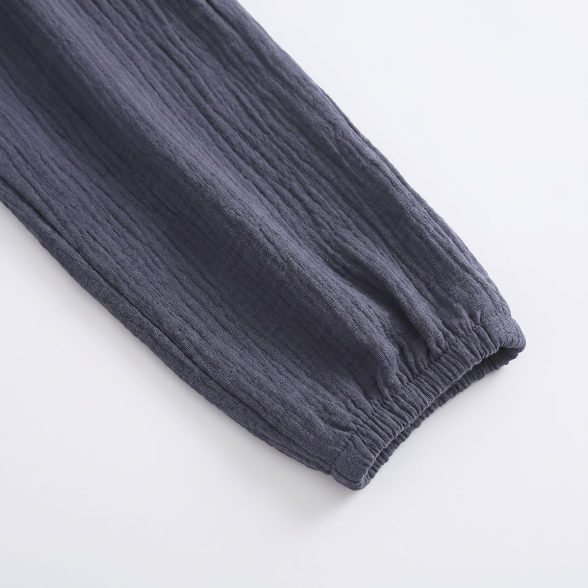 Bas de jambe resserré à la cheville d'un pantalon de pyjama en gaze de coton gris foncé Image