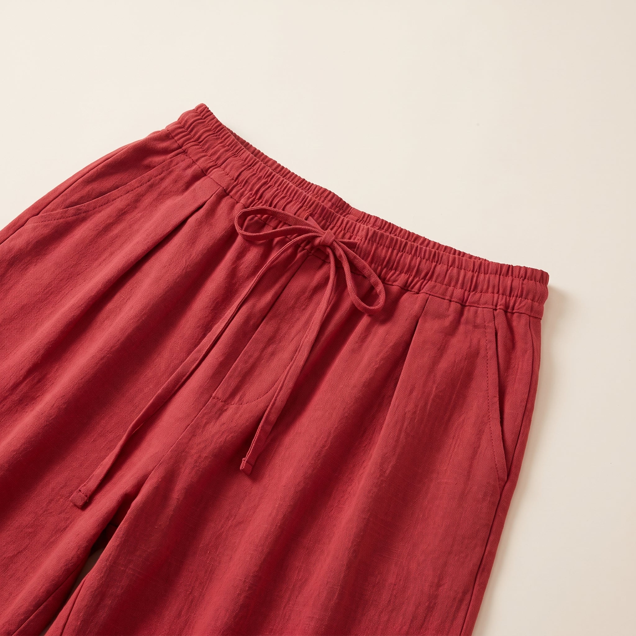 Ceinture élastiquée et cordon d'un pantalon sarouel rouge, avec sa poche Image