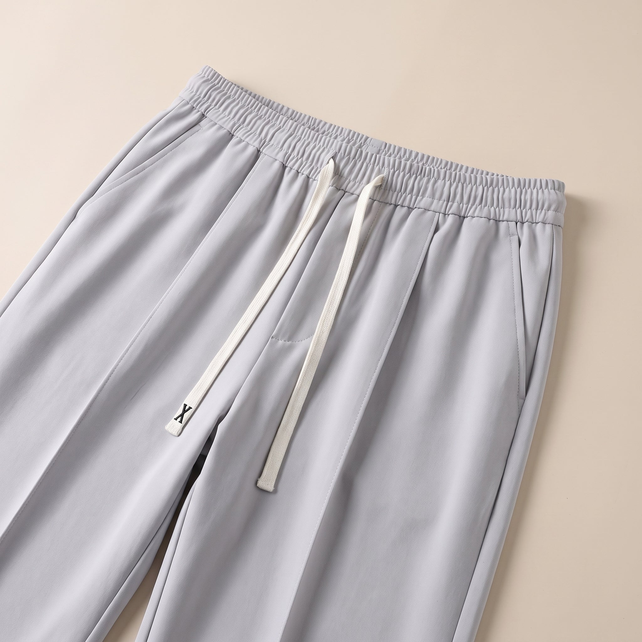 Ceinture élastiquée, cordon et départ du pli d'un pantalon d'intérieur fluide gris perle Image