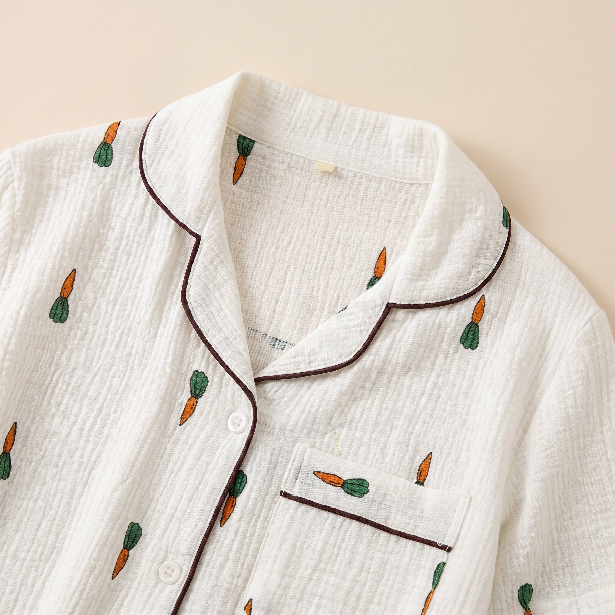 Col et poche de poitrine d'une chemise de pyjama en gaze de coton blanche Image