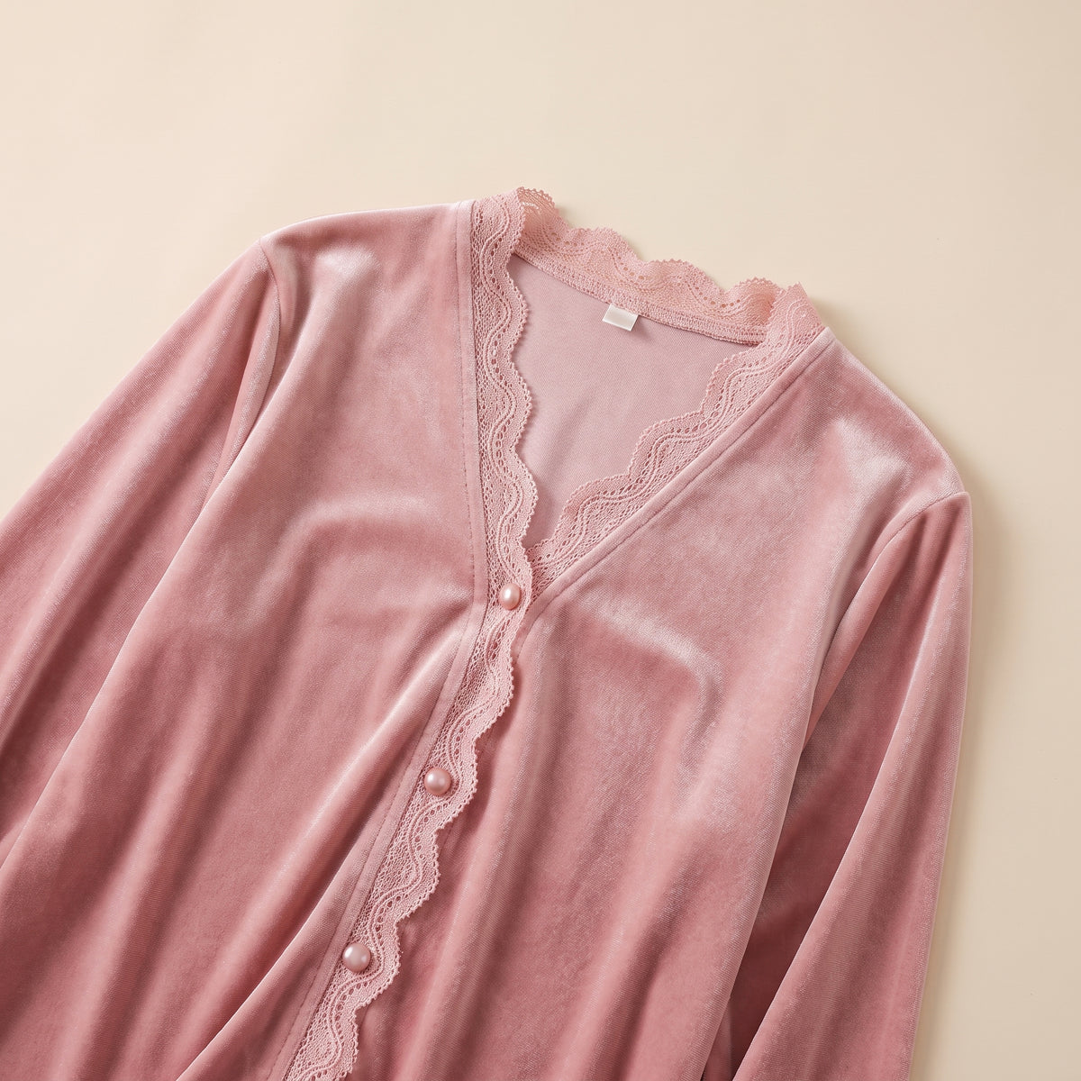 Col en V, dentelle et boutons nacrés d'une chemise de pyjama en velours vieux rose Image