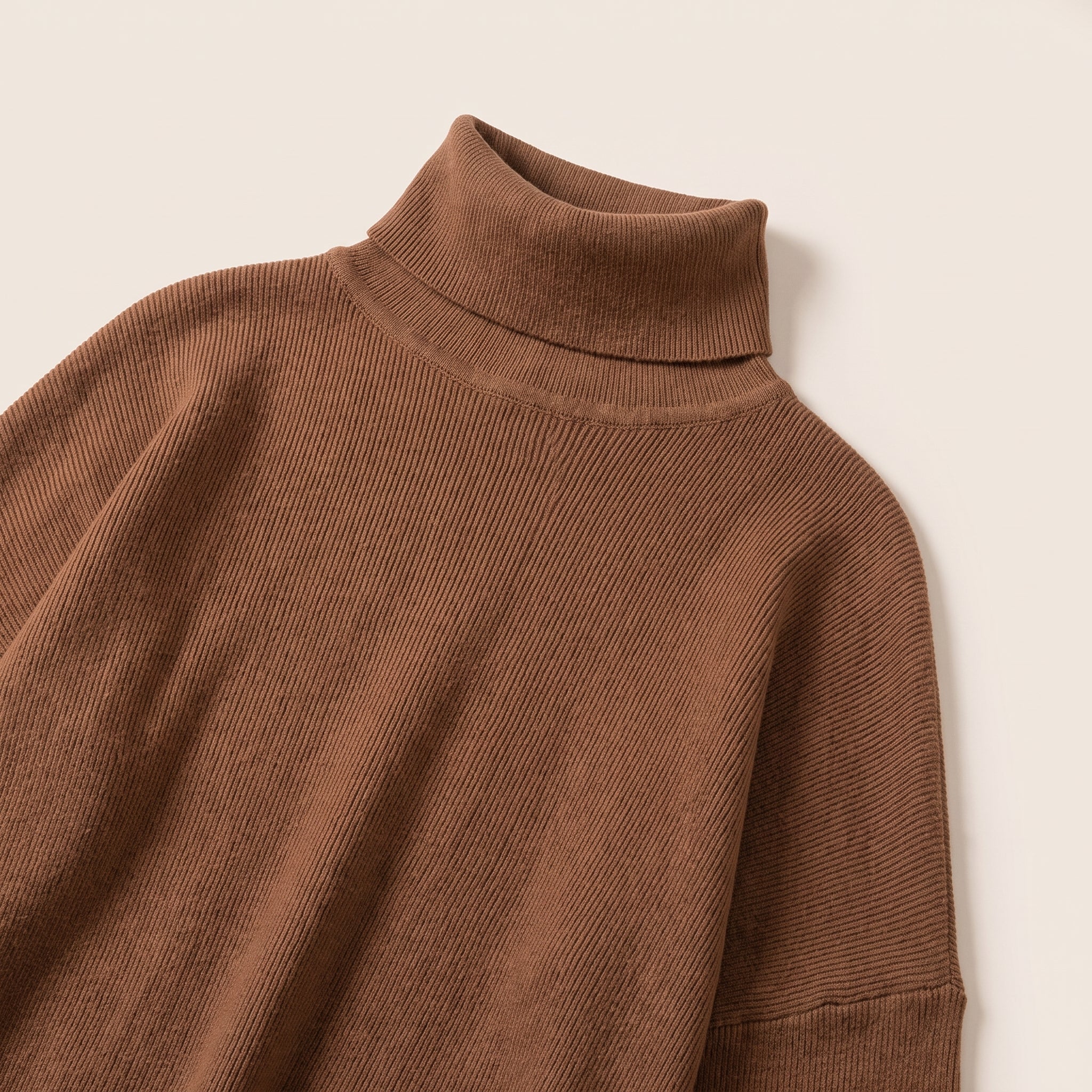 Col roulé replié et épaule d'un pull en maille côtelée camel Image