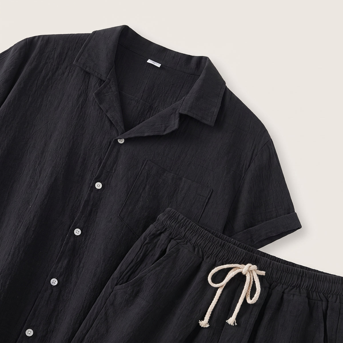 Col ouvert et poche de poitrine d'une chemise en coton uni noire Image