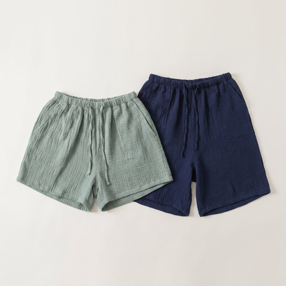 Les deux coupes du short de pyjama en gaze de coton, femme et homme, posees cote a cote