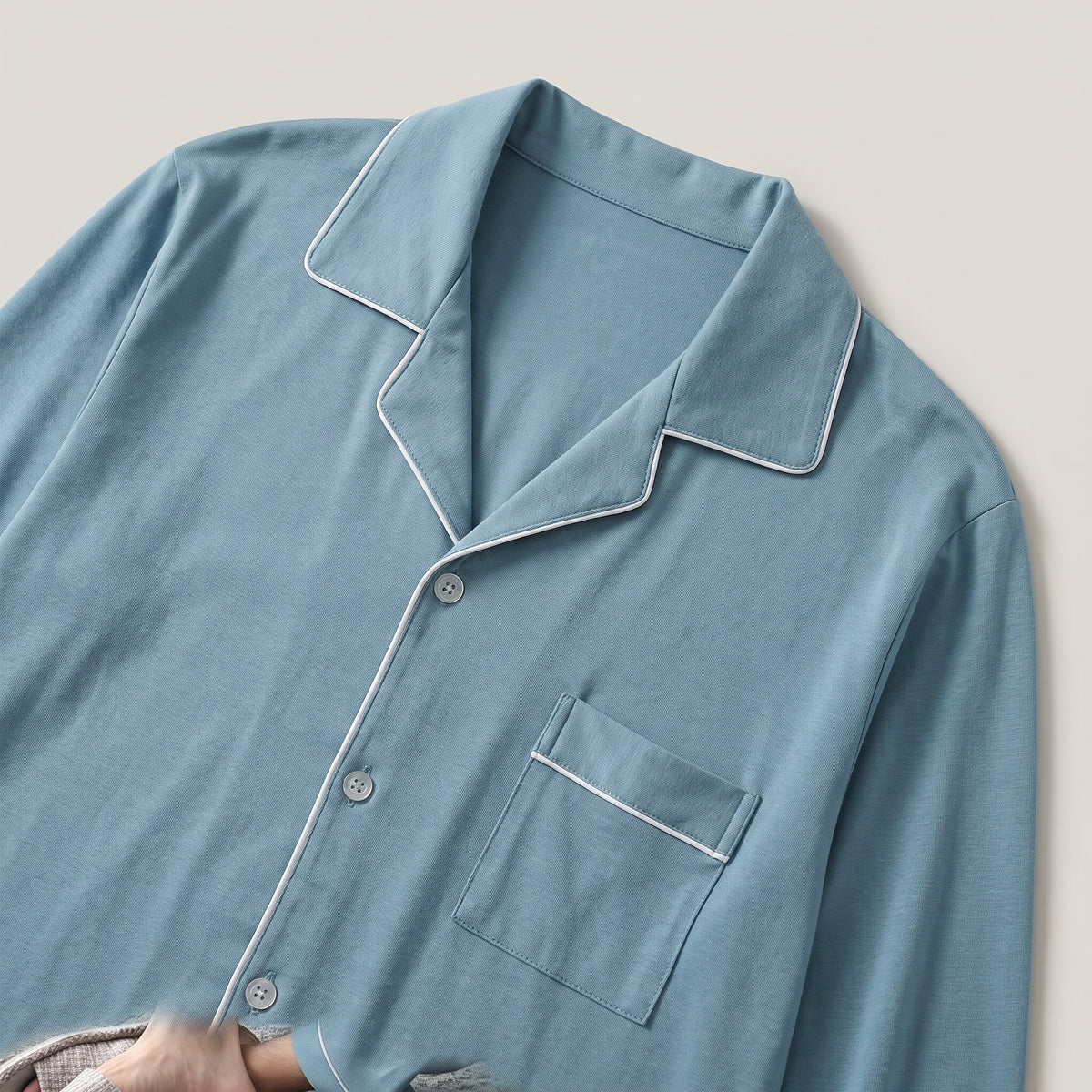 Col tailleur et poche de poitrine d'une veste de pyjama en coton bleu gris Image