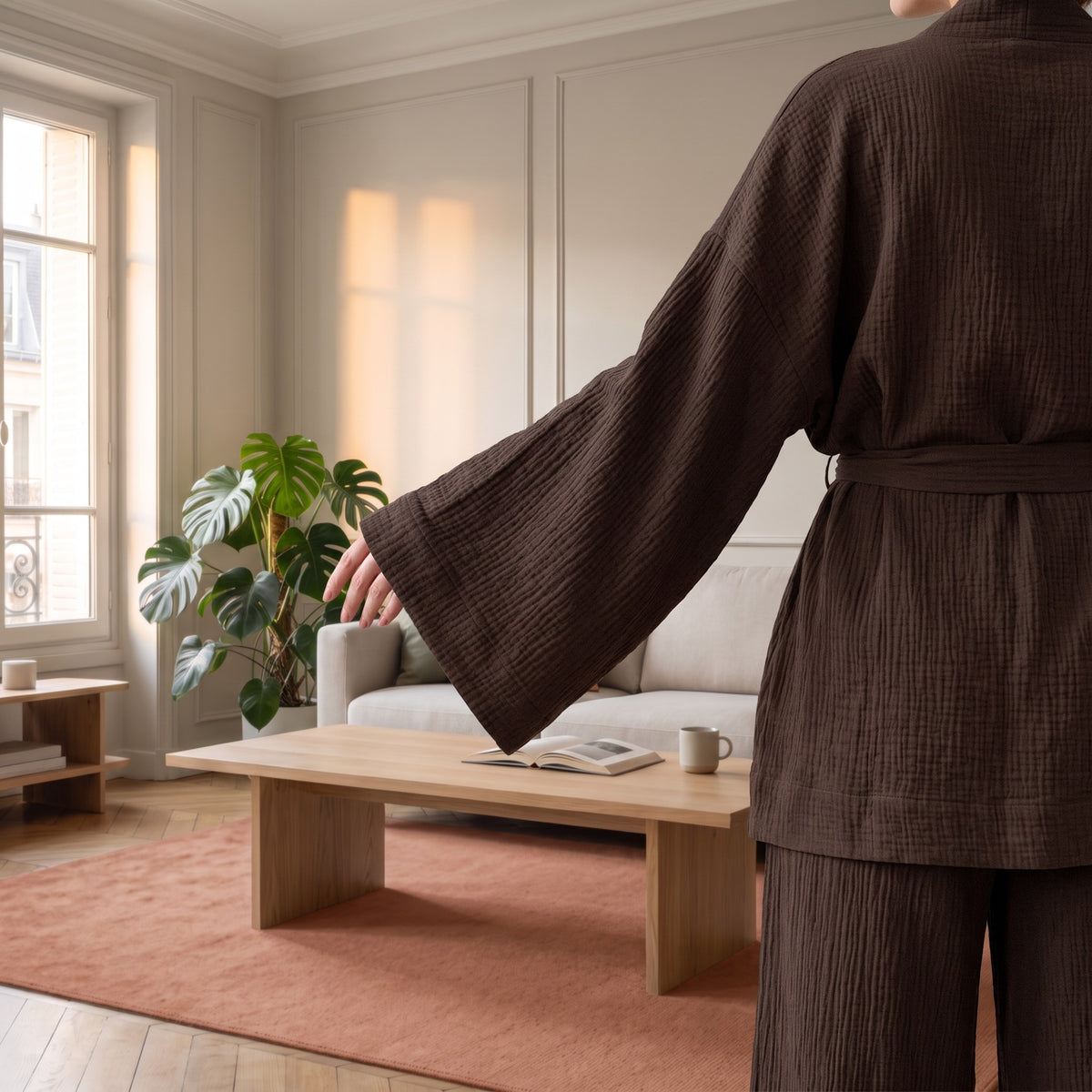 Manche du pyjama kimono marron vue de l'épaule au poignet, évasée en pan de tissu, la main sortie du bord