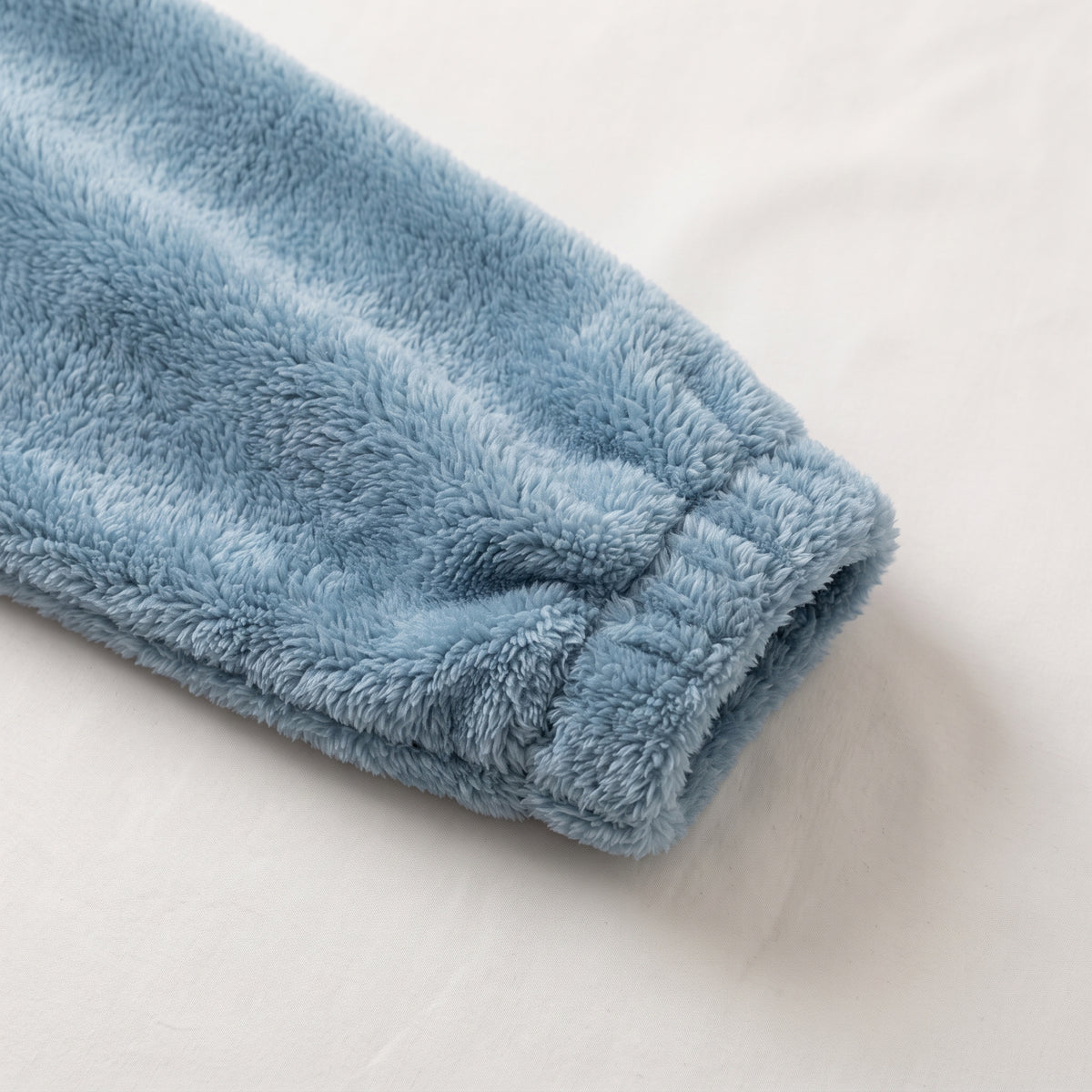 Poignet élastiqué d'un haut de pyjama en pilou-pilou bleu, poil de la matière visible Image