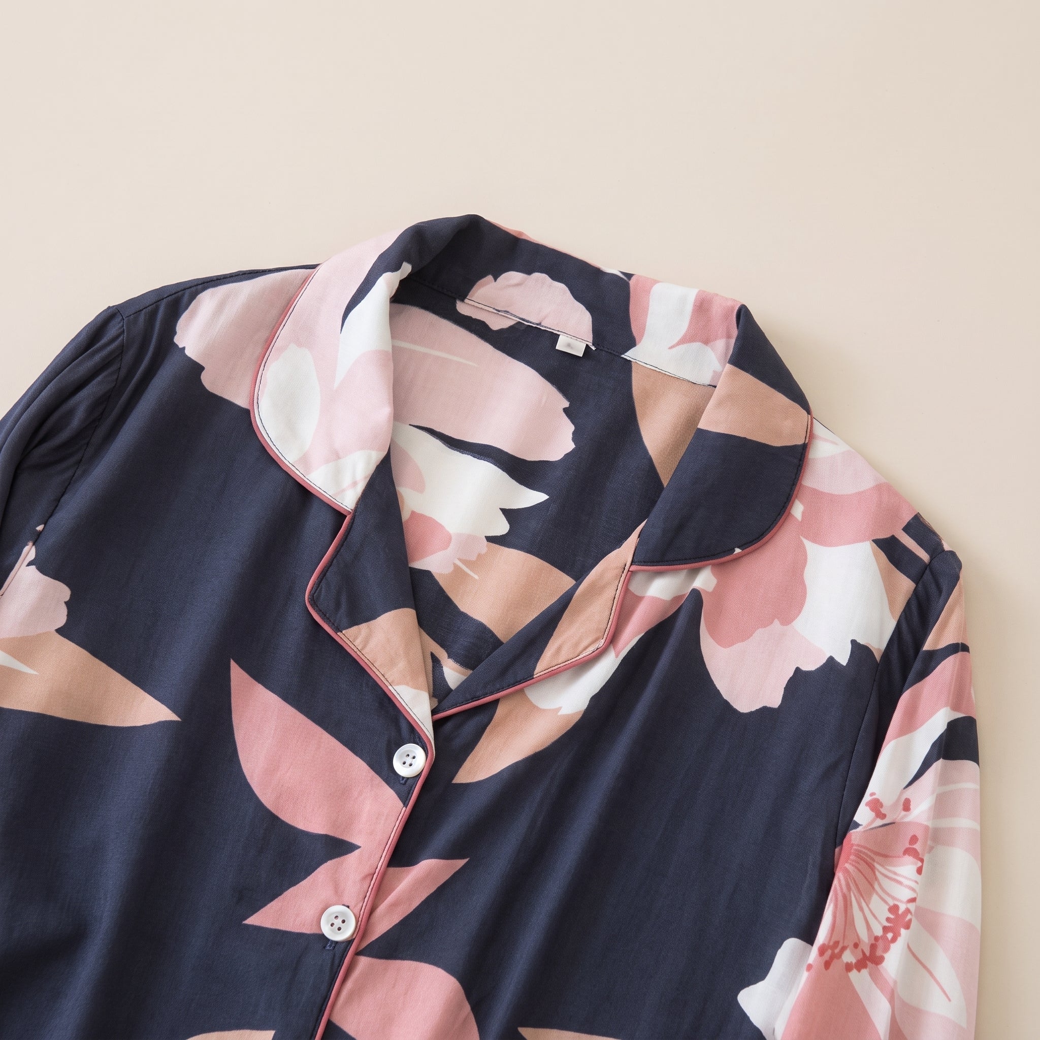 Col tailleur et passepoil d'une veste de pyjama en viscose imprimée marine Image