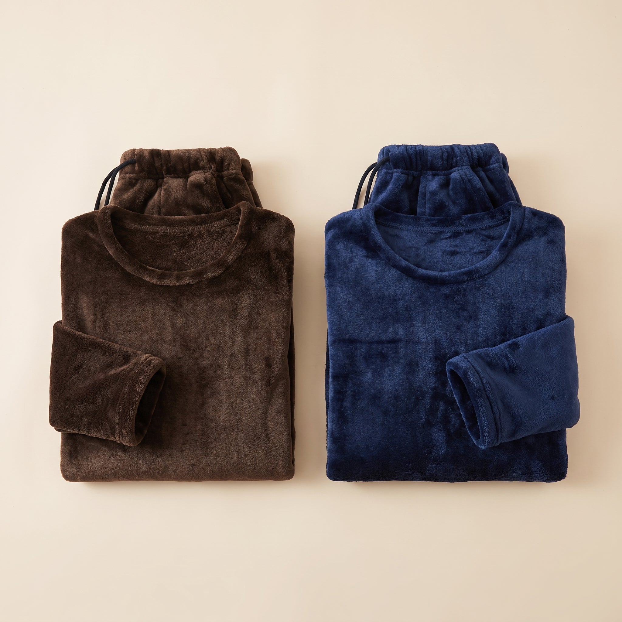 Deux pyjamas d'hiver en flanelle polaire pliés côte à côte, marron et bleu marine Image