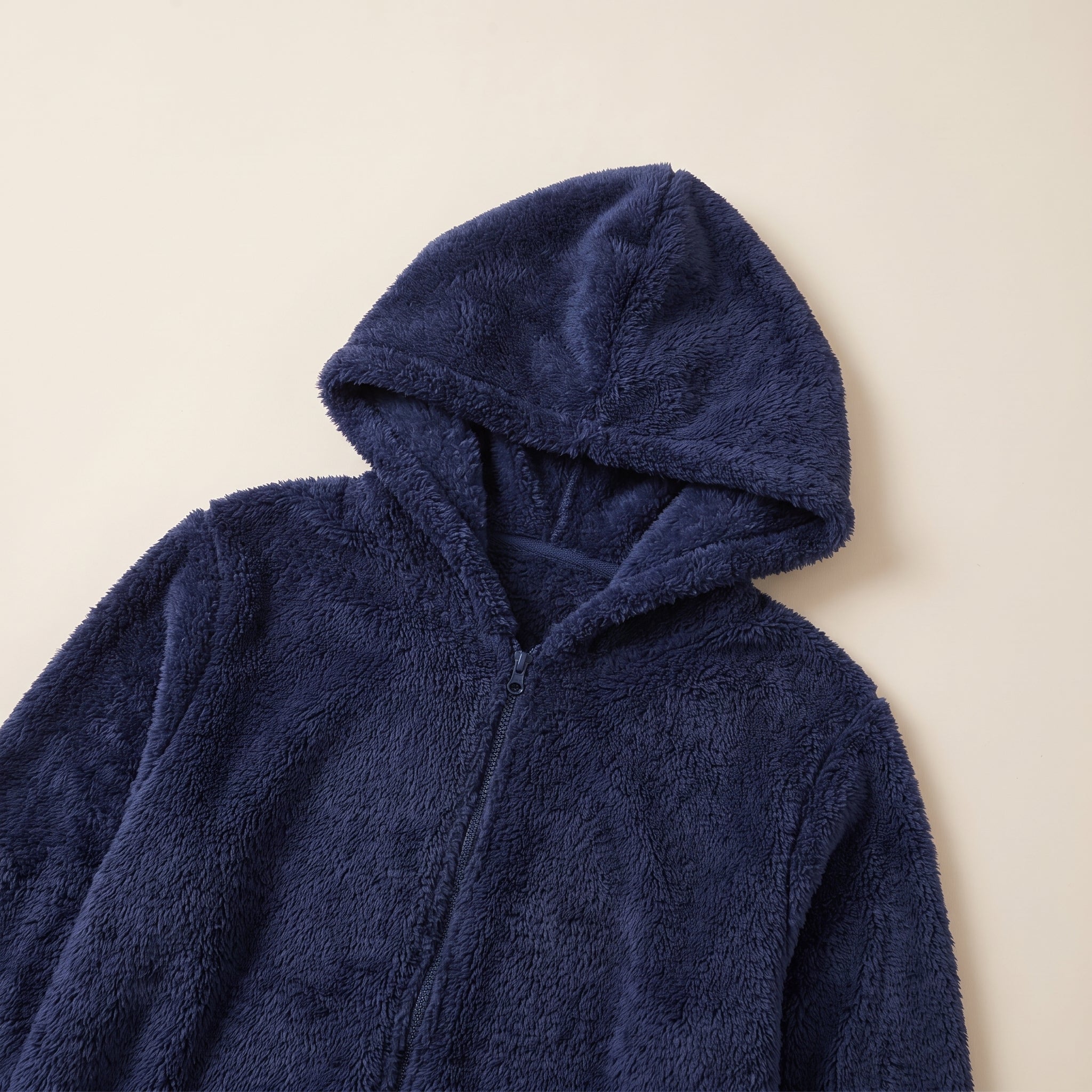 Capuche et fermeture à glissière d'une combinaison de nuit en polaire bleu nuit Image