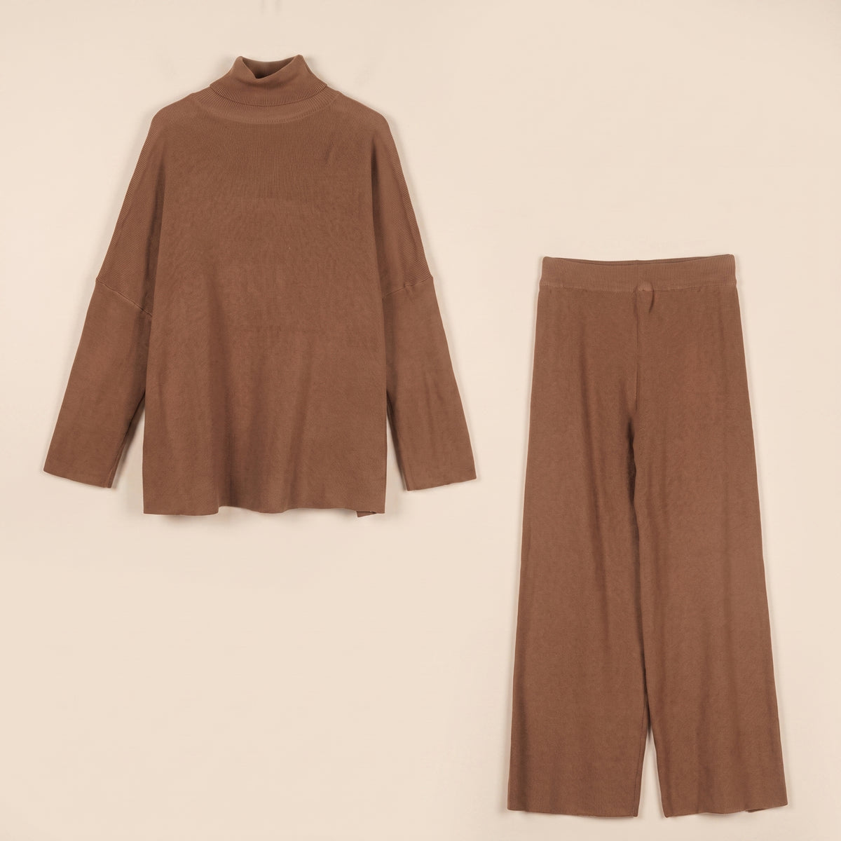 Le pull et le pantalon de l'ensemble en maille posés côte à côte, coloris camel Image