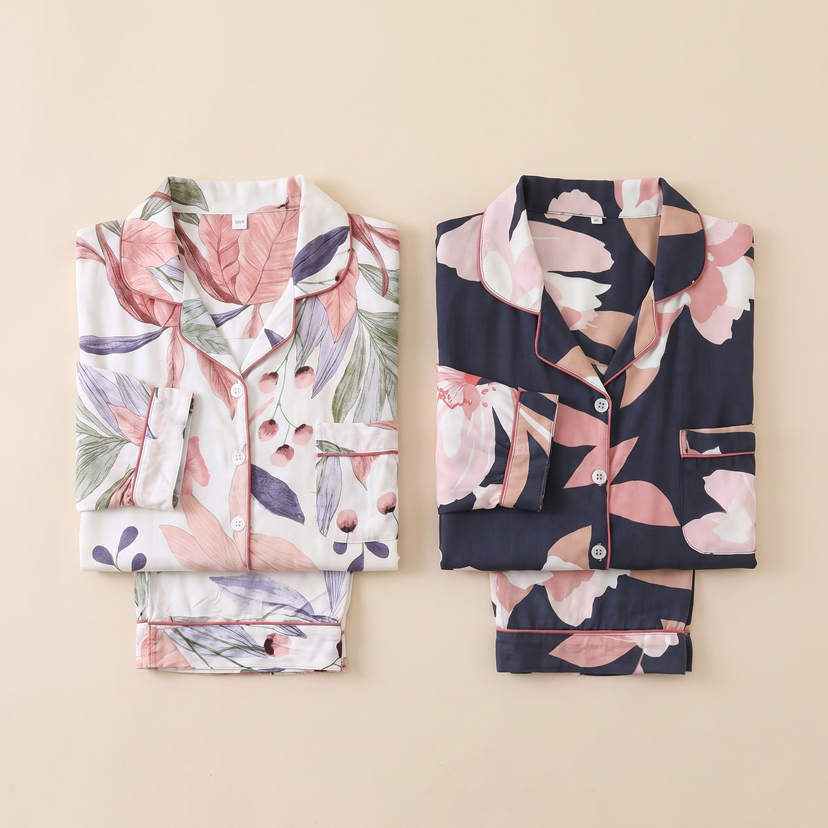 Deux pyjamas en viscose imprimée posés côte à côte, fond blanc et fond marine Image