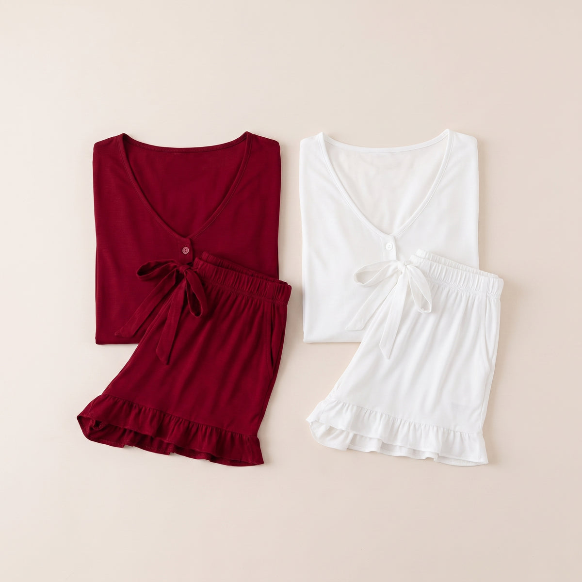 Deux pyjamas légers pliés côte à côte, rouge bordeaux et blanc, volant du short visible Image