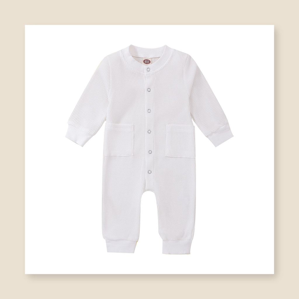 Vue entière de la barboteuse bébé blanche en maille gaufrée