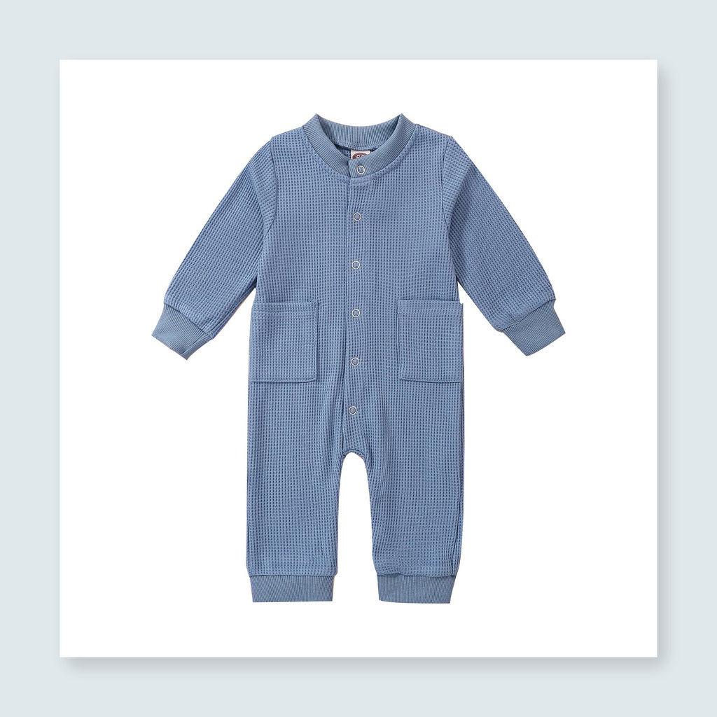 Vue entière de la barboteuse bébé bleu clair en maille gaufrée