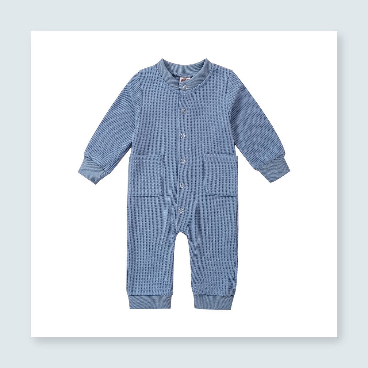 Vue entière de la barboteuse bébé bleu clair en maille gaufrée
