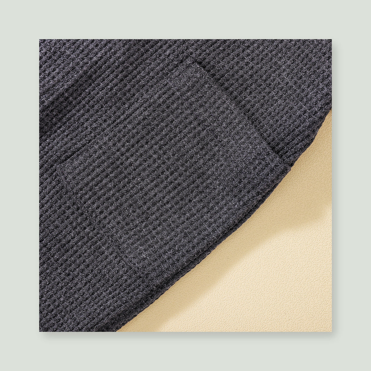 Gros plan sur la maille gaufrée gris anthracite et sa couture Image