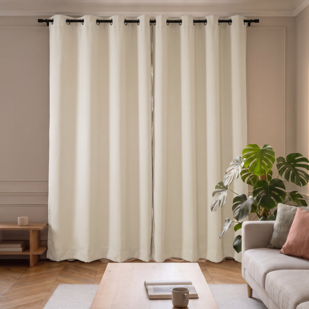 Rideau molletonné beige fermé devant une fenêtre entière