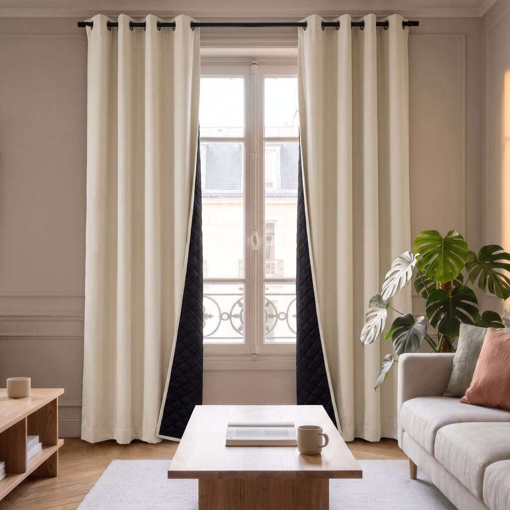 Rideau isolant thermique beige ouvert dans un salon